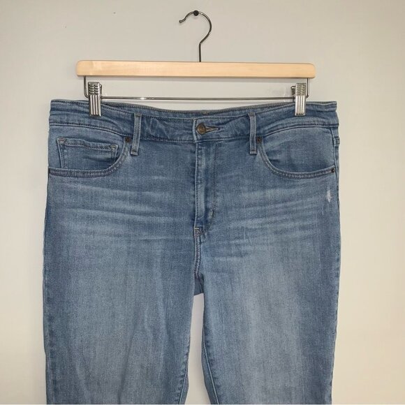 Levi’s Jeans Women’s Size 32 Light Wash Denim 712 Slim Mid-Rise Distressed Hem - Picture 6 of 12